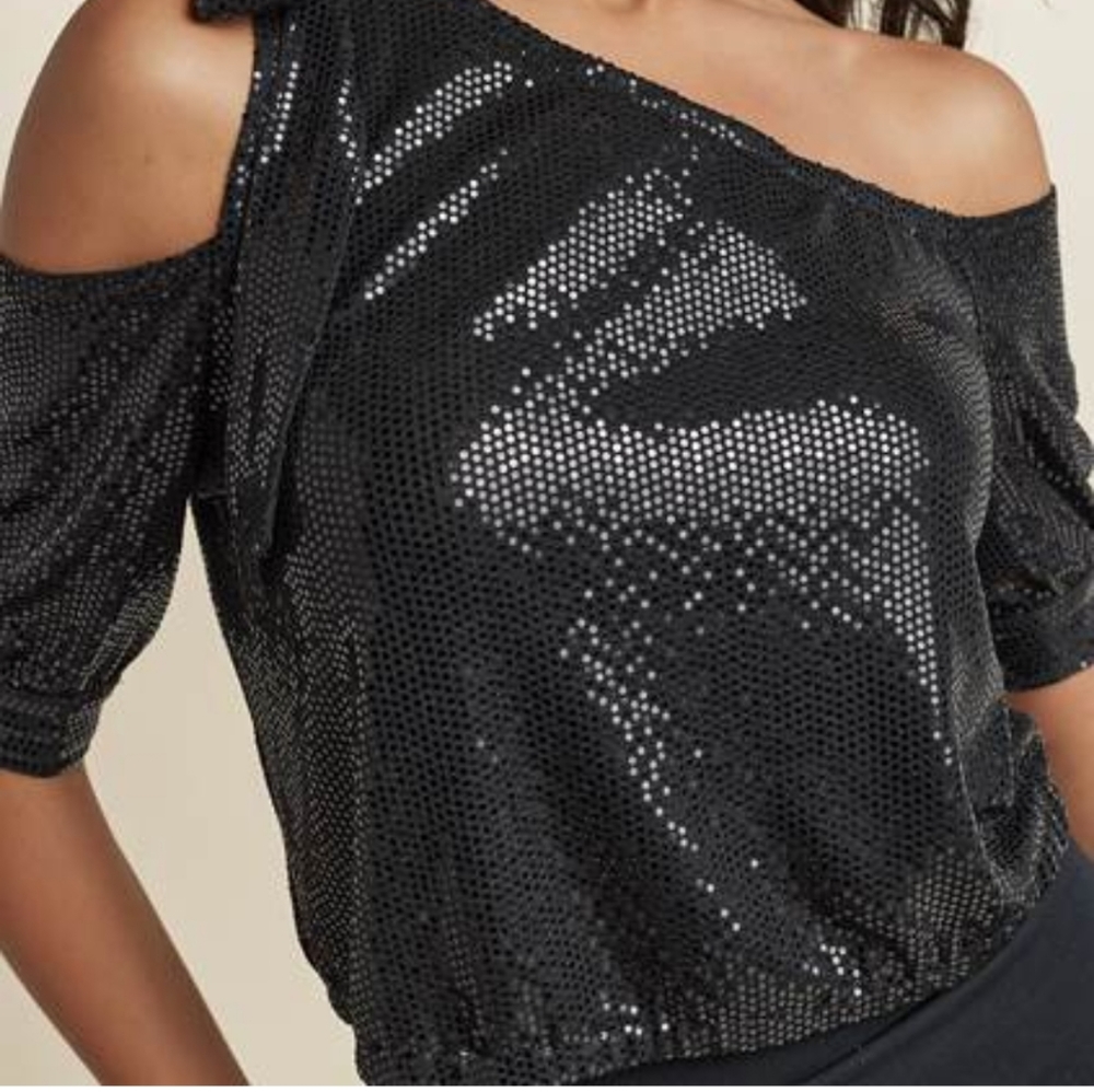 Venus Cold Shoulder Top